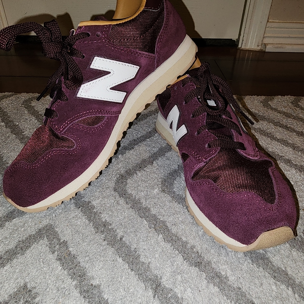 New Balance 520 (Burgundy) - Picture 2 of 5